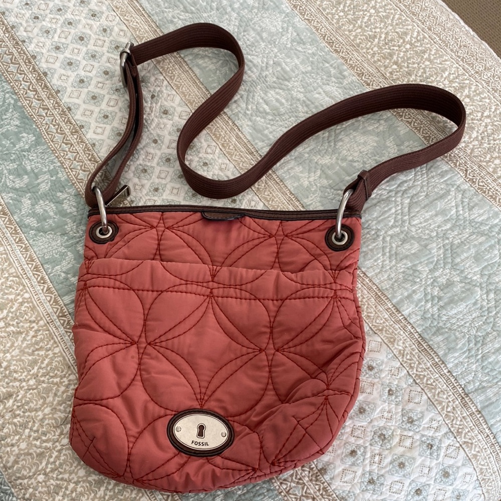 Fossil cross body purse with full zipper to close